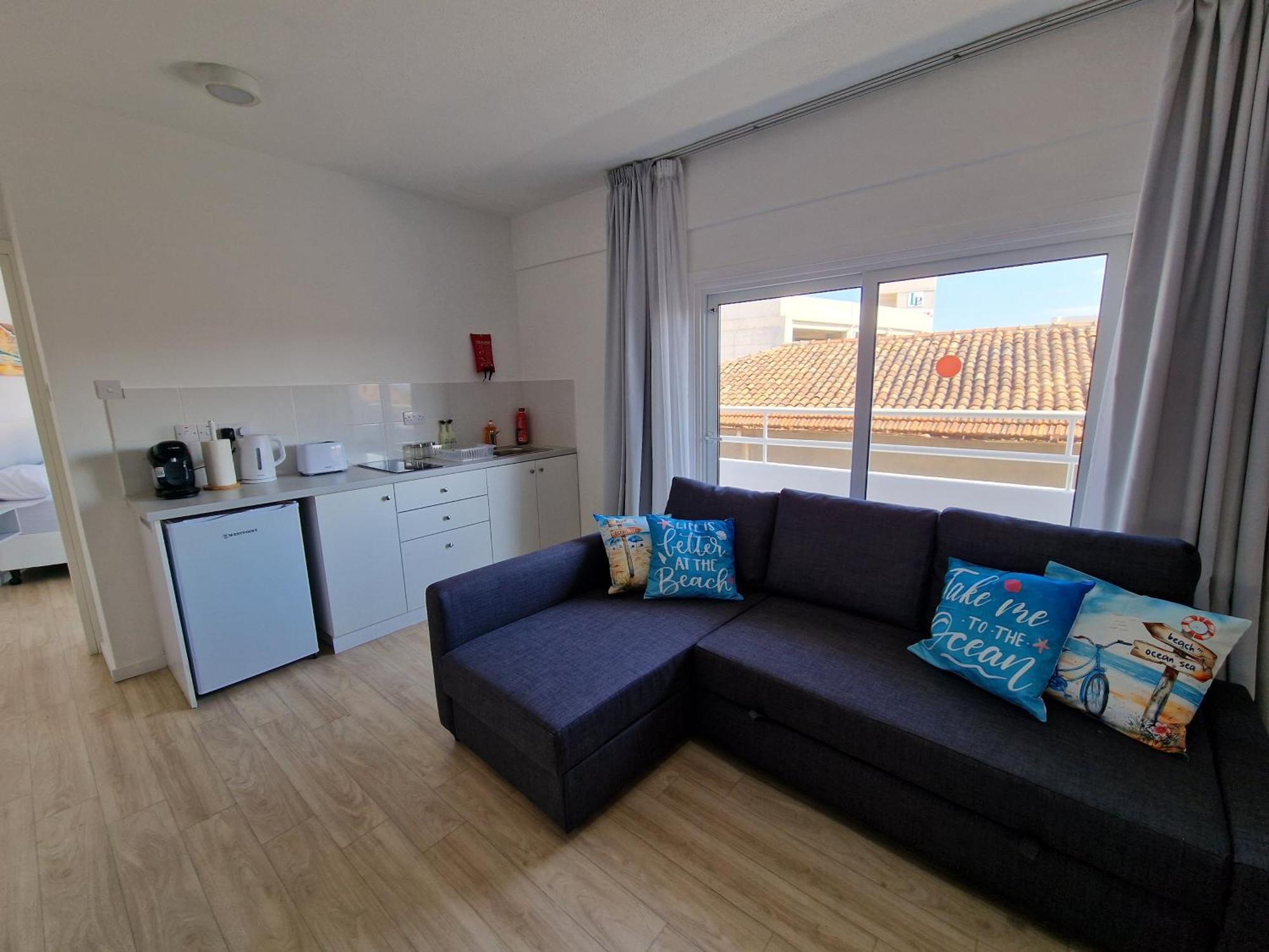 Kitieos Central Apts 100M From Finikoudes Beach ลาร์นาคา ภายนอก รูปภาพ