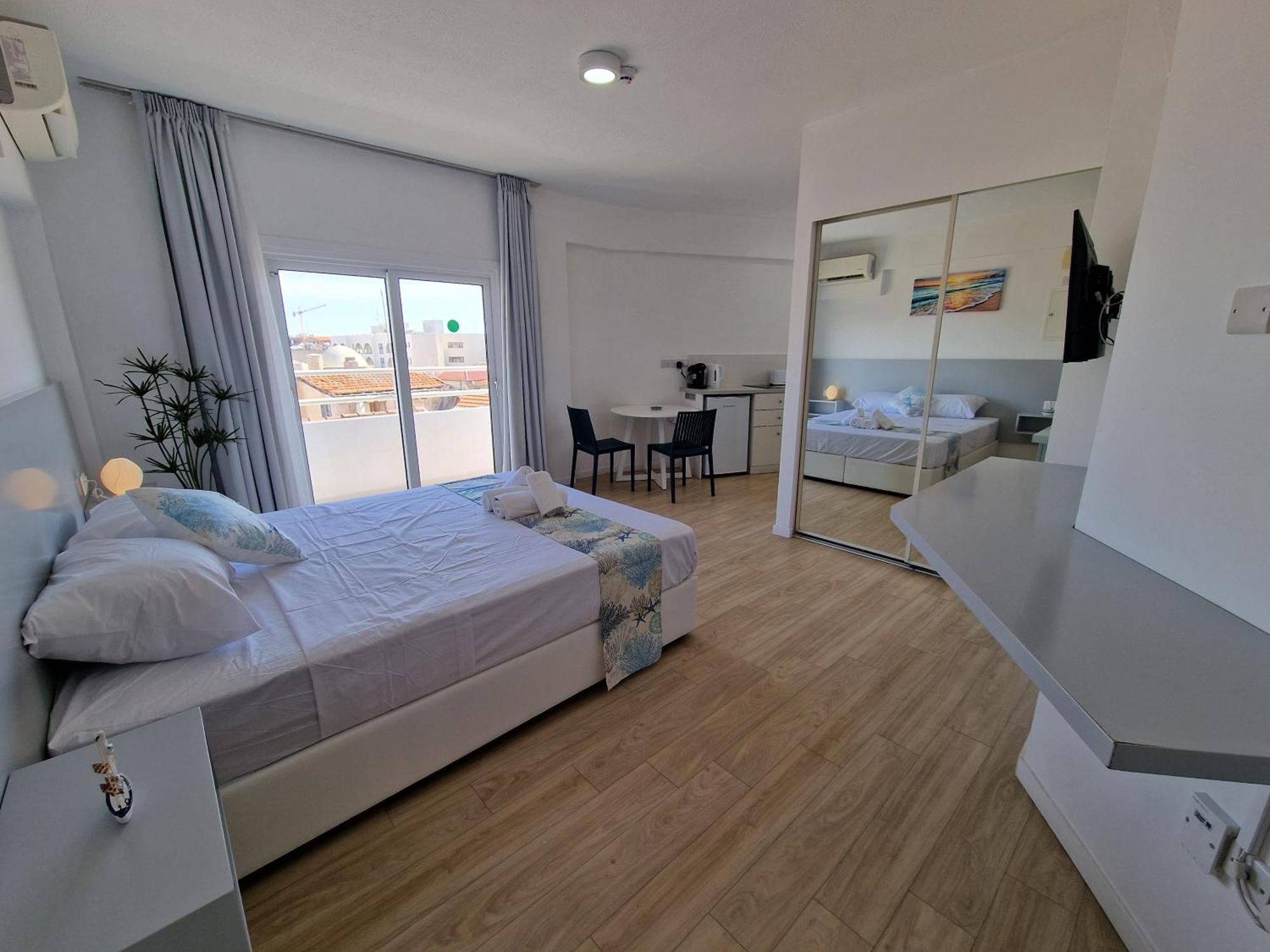 Kitieos Central Apts 100M From Finikoudes Beach ลาร์นาคา ภายนอก รูปภาพ