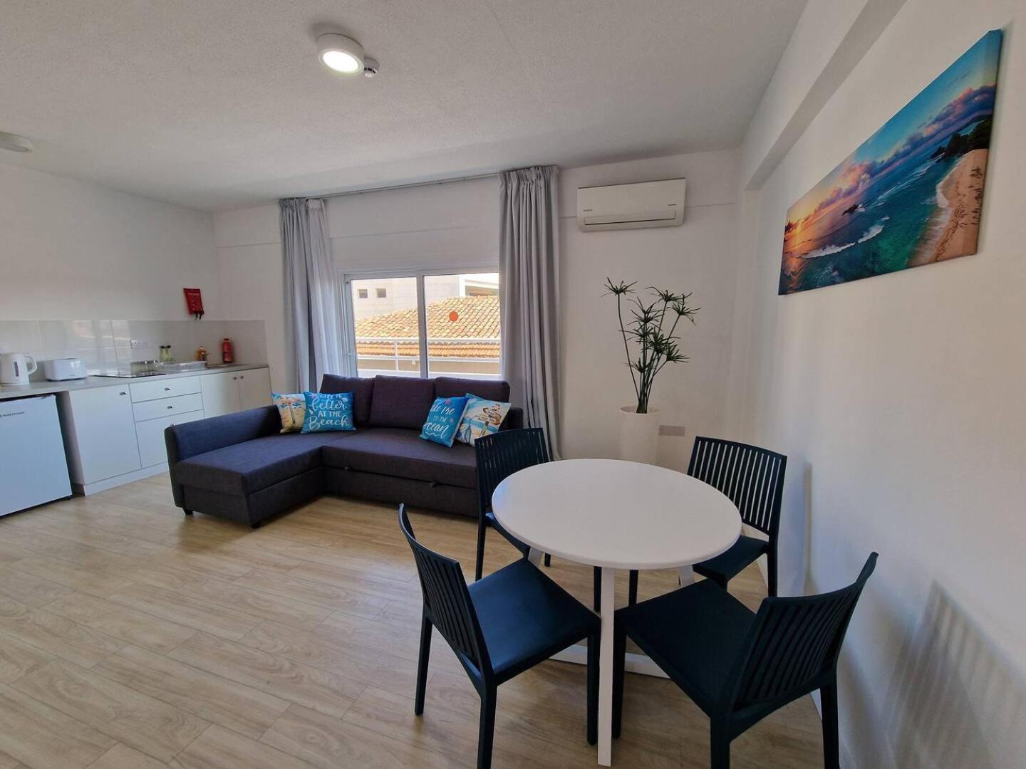 Kitieos Central Apts 100M From Finikoudes Beach ลาร์นาคา ภายนอก รูปภาพ